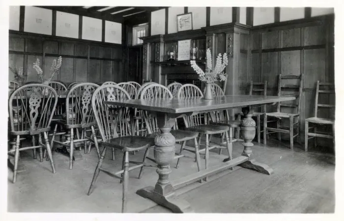 Framed Print : Woodland School, High Wycombe, Bucks - Dining Room. Date: 1940s Framed Print : Woodland School, High Wycombe, Bucks - Dining Room. Date: 1940s