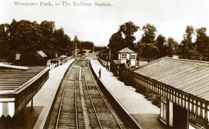 Framed Print : Worcester Park Railway Station, SW London (Surrey) Framed Print : Worcester Park Railway Station, SW London (Surrey)