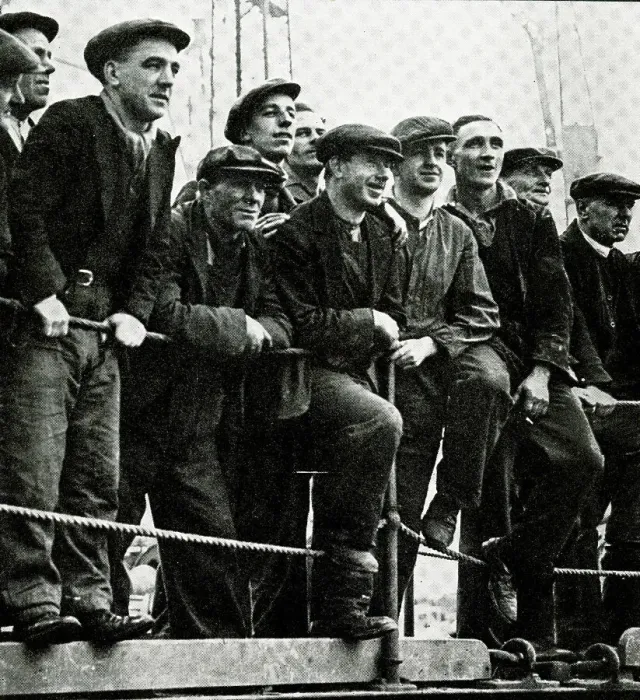 Framed Print : Workmen watch RMS Queen Mary on River Clyde Framed Print : Workmen watch RMS Queen Mary on River Clyde