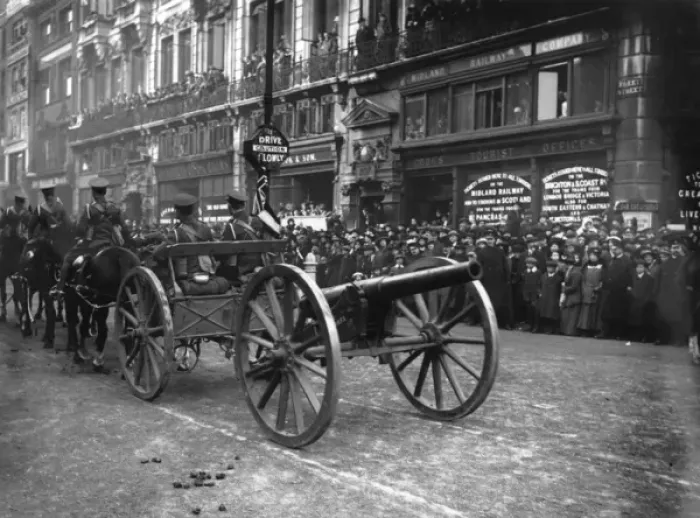 Framed Print : World War One artillery moving down a London street Framed Print : World War One artillery moving down a London street