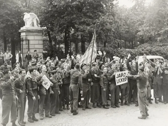 Framed Print : World War II troops in London celebrate, VJ Day Framed Print : World War II troops in London celebrate, VJ Day
