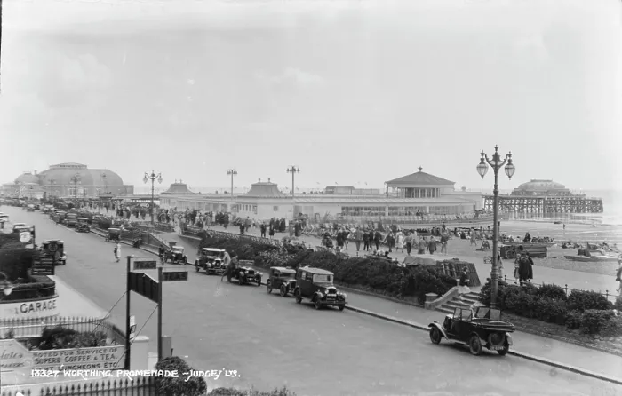 Framed Print : Worthing Promenade Framed Print : Worthing Promenade