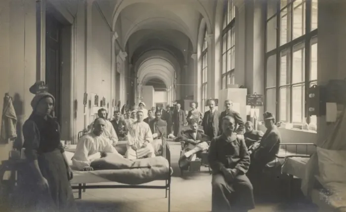 Framed Print : Wounded Austrian soldiers and their nurses, WW1 Framed Print : Wounded Austrian soldiers and their nurses, WW1