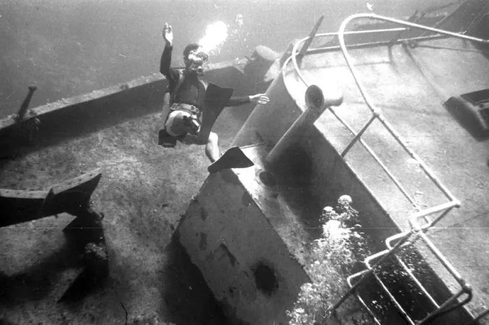 Framed Print : Wreck diving off the coast of Malta Framed Print : Wreck diving off the coast of Malta