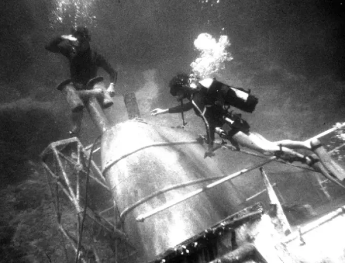 Framed Print : Wreck diving off the coast of Malta Framed Print : Wreck diving off the coast of Malta