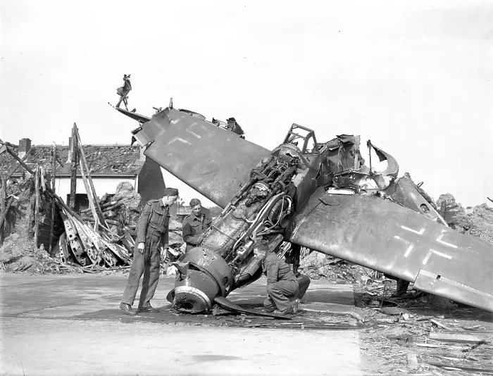 Framed Print : Wrecked Messerschmitt Bf 109G at B-40 Beauvais-Nivillers Framed Print : Wrecked Messerschmitt Bf 109G at B-40 Beauvais-Nivillers