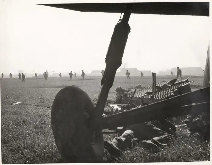 Framed Print : WW II - Britiash airborne troops east of River Rhine, Germa Framed Print : WW II - Britiash airborne troops east of River Rhine, Germa