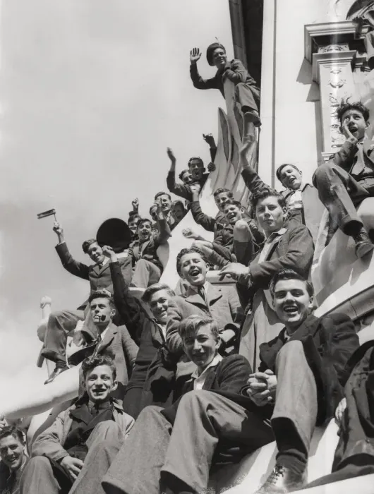 Framed Print : WW II crowds in London on VE day, end of war in Europe Framed Print : WW II crowds in London on VE day, end of war in Europe