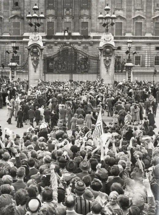 Framed Print : WW II - VJ Day - victory over Japan. Crowd Buckingham Palac Framed Print : WW II - VJ Day - victory over Japan. Crowd Buckingham Palac