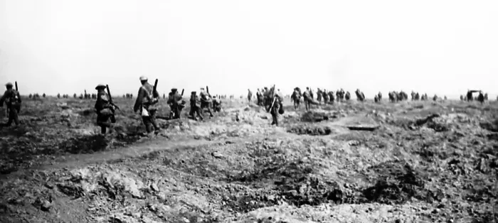 Framed Print : WW1 - Battle of Morval - Infantry moving forward Framed Print : WW1 - Battle of Morval - Infantry moving forward