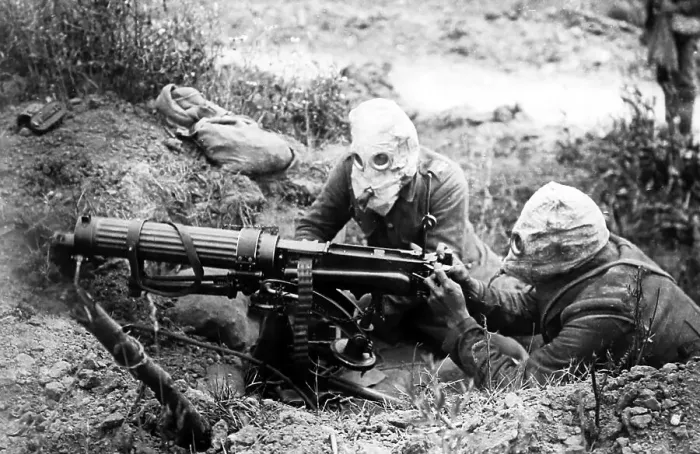 Framed Print : WW1 - Battle of the Somme - machine gunners wearing Framed Print : WW1 - Battle of the Somme - machine gunners wearing