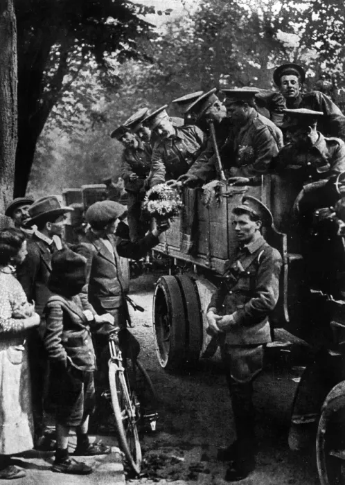 Framed Print : WW1 - British Tommies welcomed on arrival in France Framed Print : WW1 - British Tommies welcomed on arrival in France