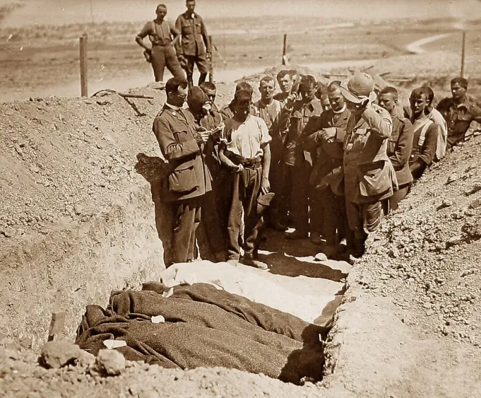 Framed Print : WW1 Burying British soldiers on the battlefield Framed Print : WW1 Burying British soldiers on the battlefield