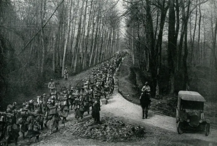 Framed Print : WW1 - French march towards the firing Framed Print : WW1 - French march towards the firing