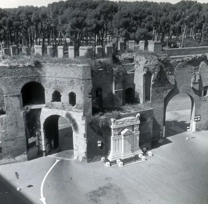 Framed Print : WW1 memorial set against ancient wall, Rome Framed Print : WW1 memorial set against ancient wall, Rome