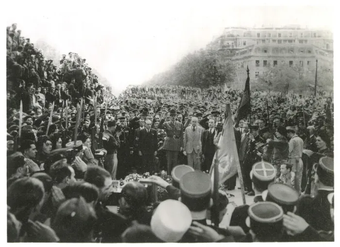 Framed Print : WW2 - After announcing the Victory, General de Gaulle is acclaimed by the crowd Framed Print : WW2 - After announcing the Victory, General de Gaulle is acclaimed by the crowd