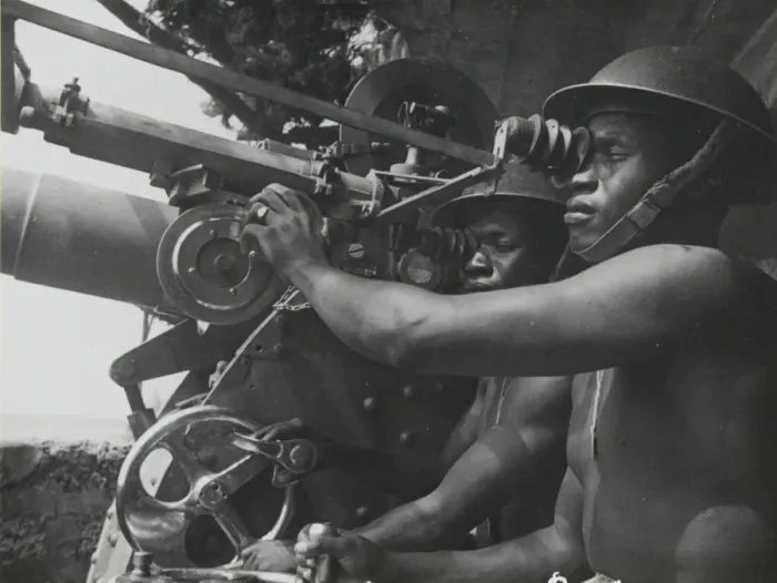 Framed Print : WW2 - Bofors gun crew from the King?s African Rifles Framed Print : WW2 - Bofors gun crew from the King?s African Rifles