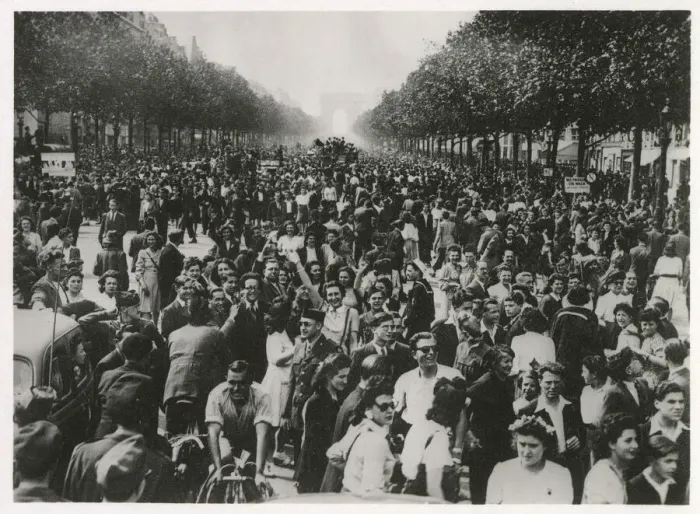 Framed Print : WW2 - An enthusiastic crowd of celebrating Parisians fill the Champs Elysees until dawn Framed Print : WW2 - An enthusiastic crowd of celebrating Parisians fill the Champs Elysees until dawn