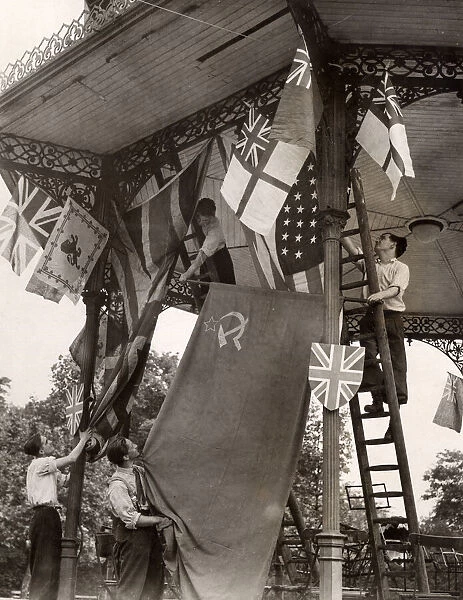 WW2 - Hanging Flags - Anglo-Soviet Far in Battersea Park