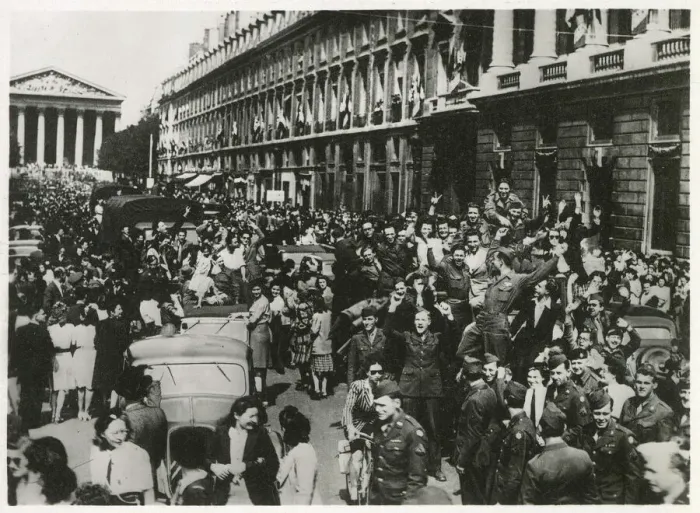 Framed Print : WW2 - From the Madeleine to Place de la Concorde, Parisians cheer the French Framed Print : WW2 - From the Madeleine to Place de la Concorde, Parisians cheer the French