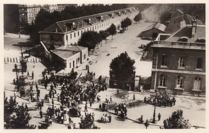 Framed Print : WW2 - Paris Liberation - The Taking of the Military School Framed Print : WW2 - Paris Liberation - The Taking of the Military School