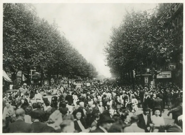 Framed Print : WW2 - The population of Paris invade the Boulevards in frenzy of joyous excitement Framed Print : WW2 - The population of Paris invade the Boulevards in frenzy of joyous excitement