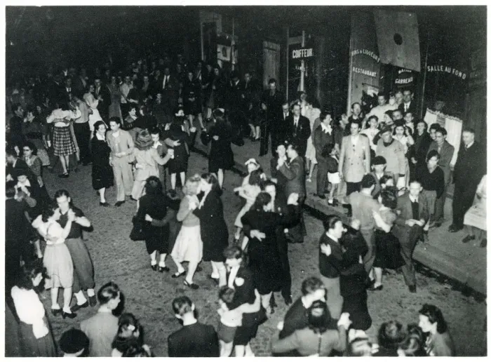Framed Print : WW2 - Victory Celebrations in Paris, France - Parisians dancing in the street Framed Print : WW2 - Victory Celebrations in Paris, France - Parisians dancing in the street