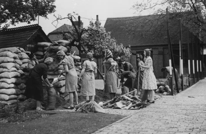 Framed Print : WW2 - Women filling sandbags Framed Print : WW2 - Women filling sandbags
