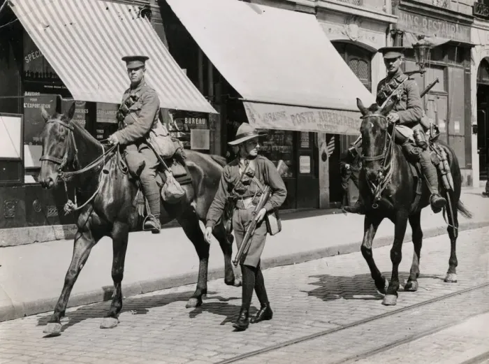 Framed Print : WWI: British soldiers in Paris, guided by boy scout Framed Print : WWI: British soldiers in Paris, guided by boy scout