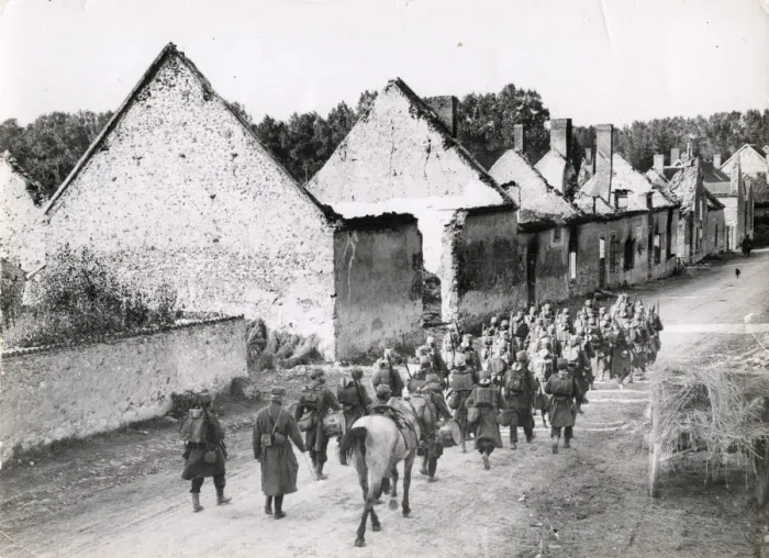 Framed Print : WWI: French soliders in Soizy-aux-Bois, on way to front Framed Print : WWI: French soliders in Soizy-aux-Bois, on way to front