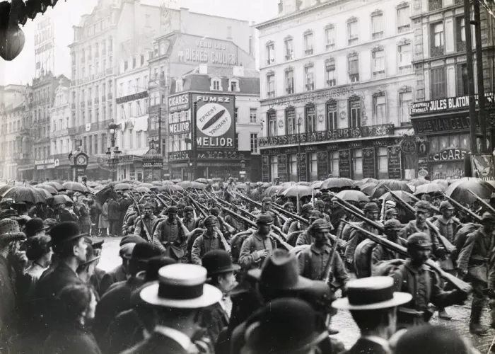 Framed Print : WWI: German soldiers in Brussels, large crowd Framed Print : WWI: German soldiers in Brussels, large crowd