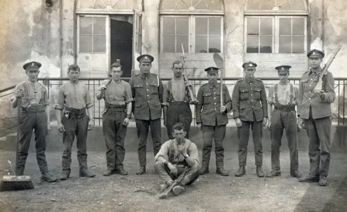 Framed Print : WWI group of No 3 Troop Essex Yeomanry - a boxing match Framed Print : WWI group of No 3 Troop Essex Yeomanry - a boxing match