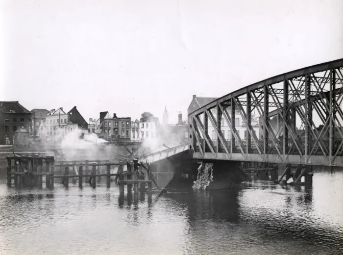 Framed Print : WWI: Railway bridge blown up Dendermonde, Termonde Framed Print : WWI: Railway bridge blown up Dendermonde, Termonde
