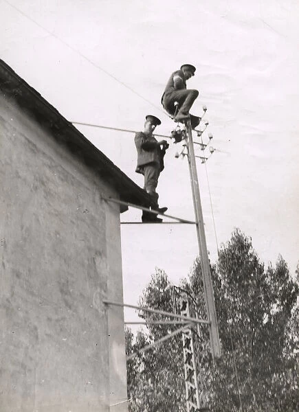 WWI: Royal Engineers repairing broken telegraph wires