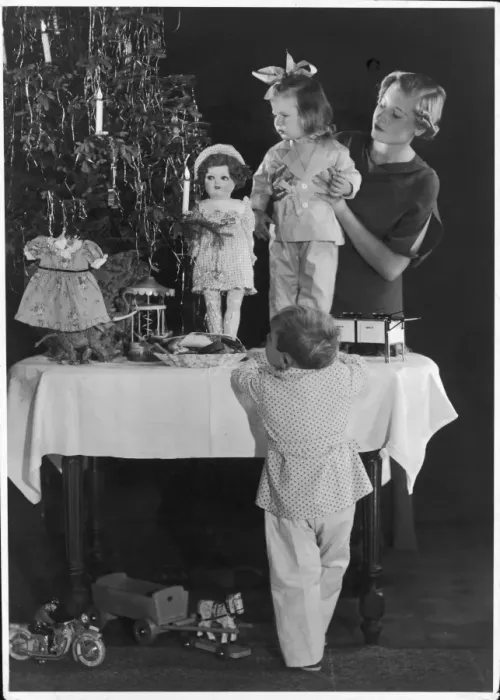 Framed Print : Xmas Tree & Children Framed Print : Xmas Tree & Children