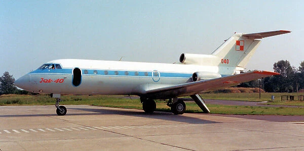 Yakovlev Yak-40 040