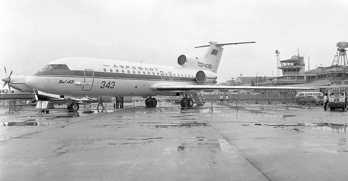 Framed Print : Yakovlev Yak-42 SSSR-42303 Framed Print : Yakovlev Yak-42 SSSR-42303