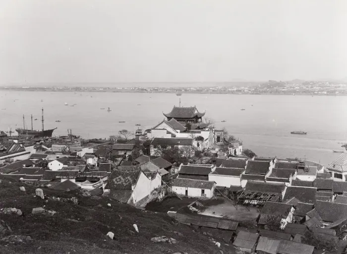 Framed Print : Yanztze River view, possibly Hanyang, modern Wuhan, China Framed Print : Yanztze River view, possibly Hanyang, modern Wuhan, China