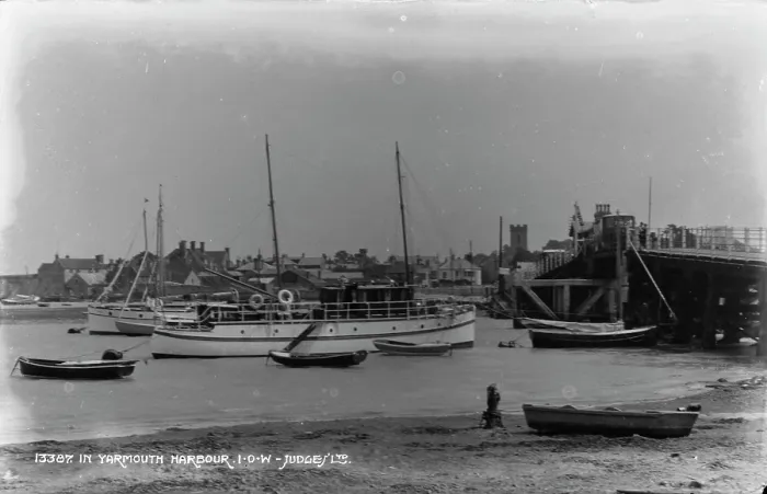 Framed Print : Yarmouth Harbour Framed Print : Yarmouth Harbour