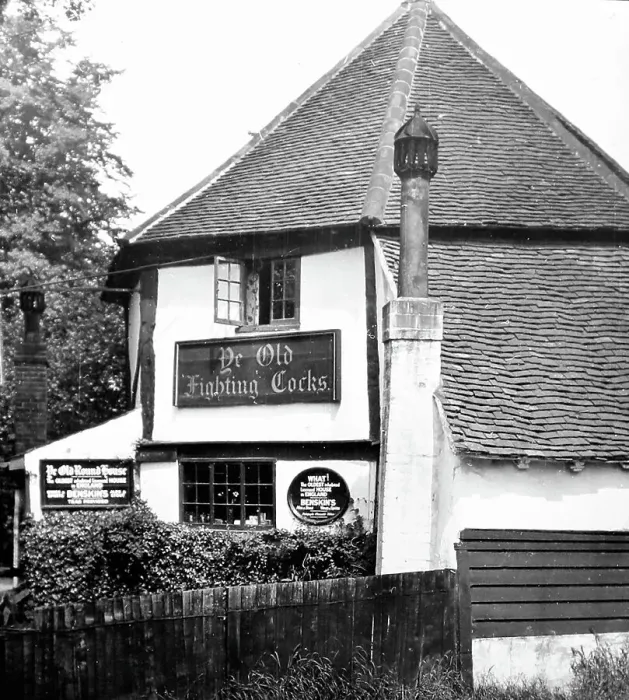 Framed Print : Ye Old Fighting Cocks pub, St Albans Framed Print : Ye Old Fighting Cocks pub, St Albans