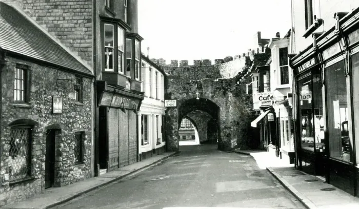 Framed Print : Ye Olde Gifte Shoppe, Five Arches, Tenby, Wales Framed Print : Ye Olde Gifte Shoppe, Five Arches, Tenby, Wales