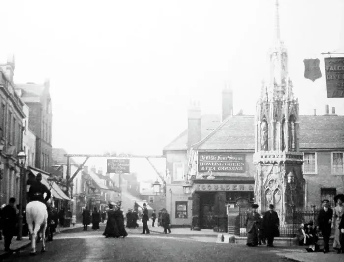 Framed Print : Ye Olde Four Swans, Waltham Cross, Victorian period Framed Print : Ye Olde Four Swans, Waltham Cross, Victorian period
