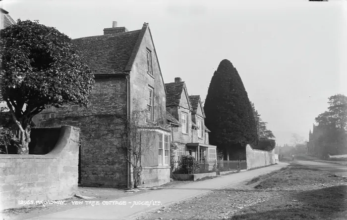 Framed Print : Yew Tree Cottage in Broadway Framed Print : Yew Tree Cottage in Broadway