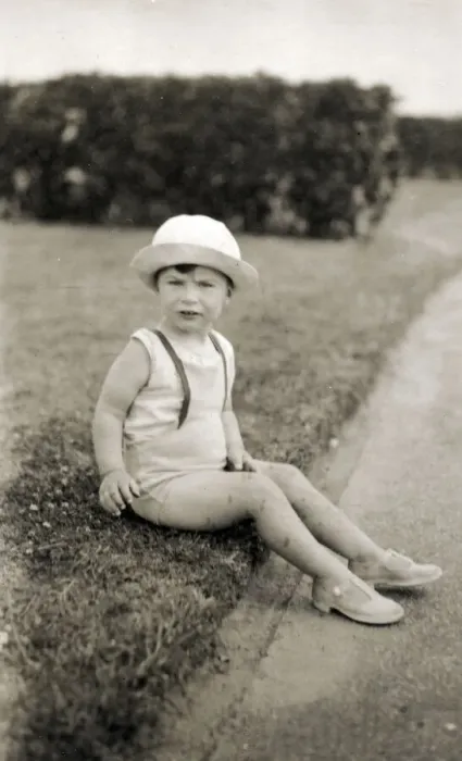 Framed Print : Young child in sunhat and sandals - Margate, Kent Framed Print : Young child in sunhat and sandals - Margate, Kent