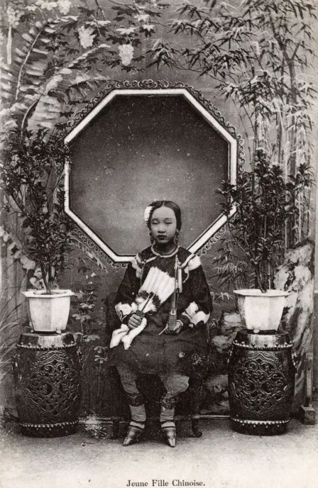 Framed Print : Young Chinese Girl - Beautiful composition Framed Print : Young Chinese Girl - Beautiful composition