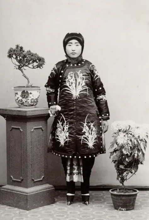 Framed Print : Young Chunese woman, ornate robe, bound feet, China Framed Print : Young Chunese woman, ornate robe, bound feet, China