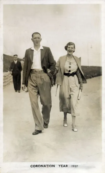 Framed Print : Young couple strolling along the seafront at Bridlington Framed Print : Young couple strolling along the seafront at Bridlington