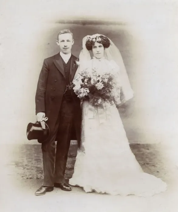 Framed Print : Young couple in a wedding photo Framed Print : Young couple in a wedding photo