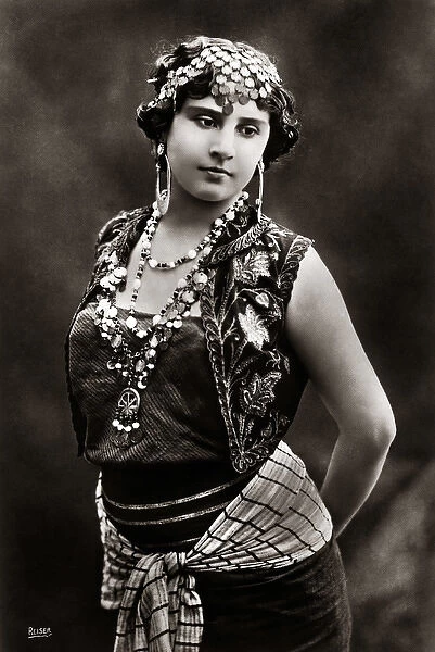 Young Egyptian woman, Egypt, circa 1910