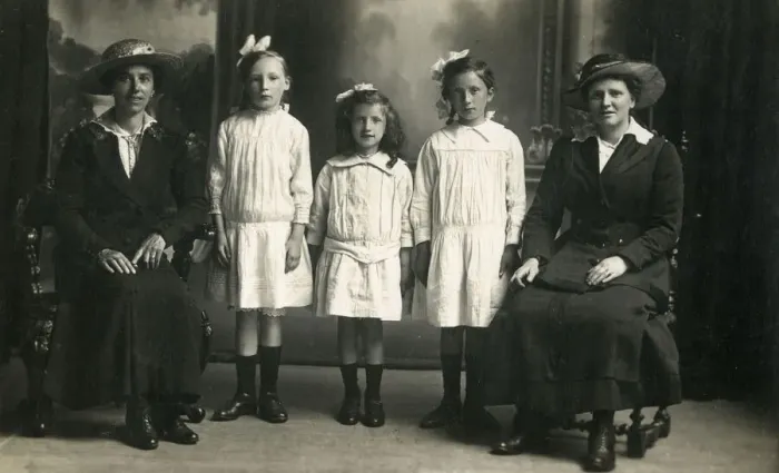 Framed Print : Three Young girls with their Mother and their Aunt (?) Framed Print : Three Young girls with their Mother and their Aunt (?)
